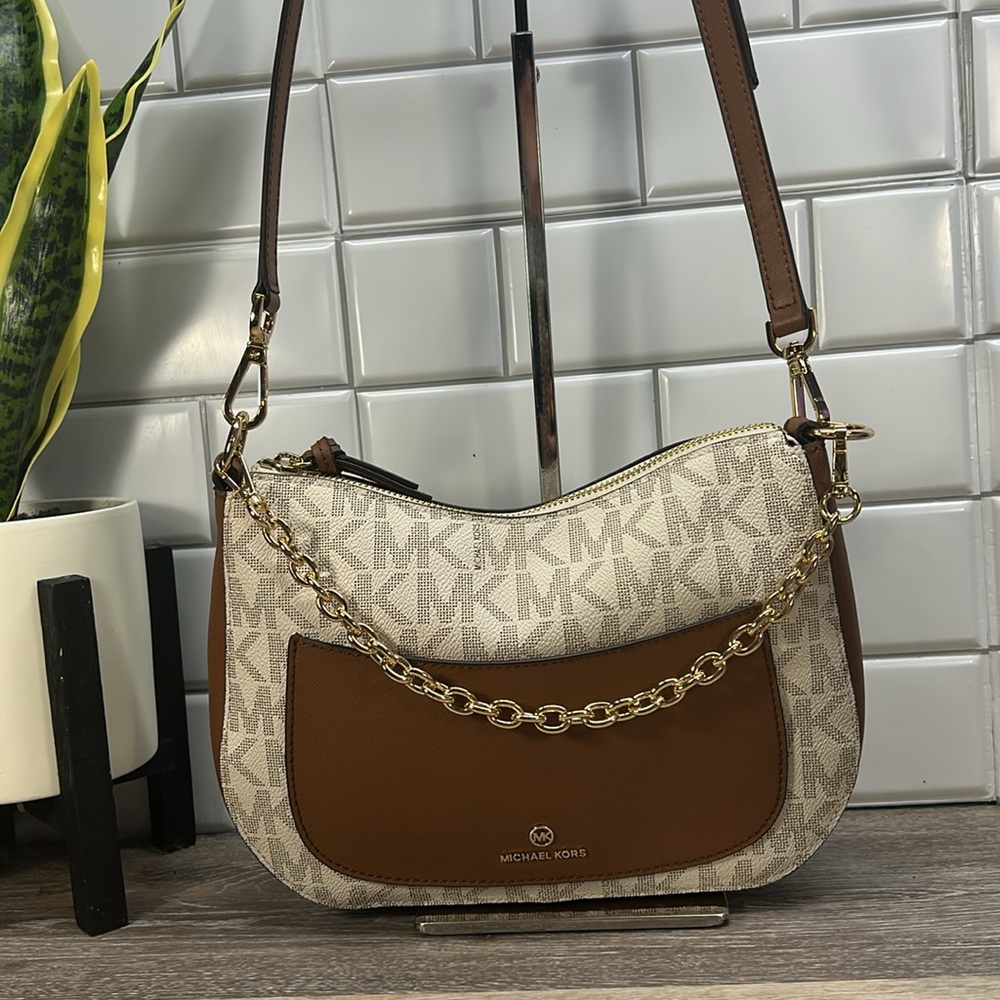 Michael Kors vanilla jet set crossbody
10x7x2